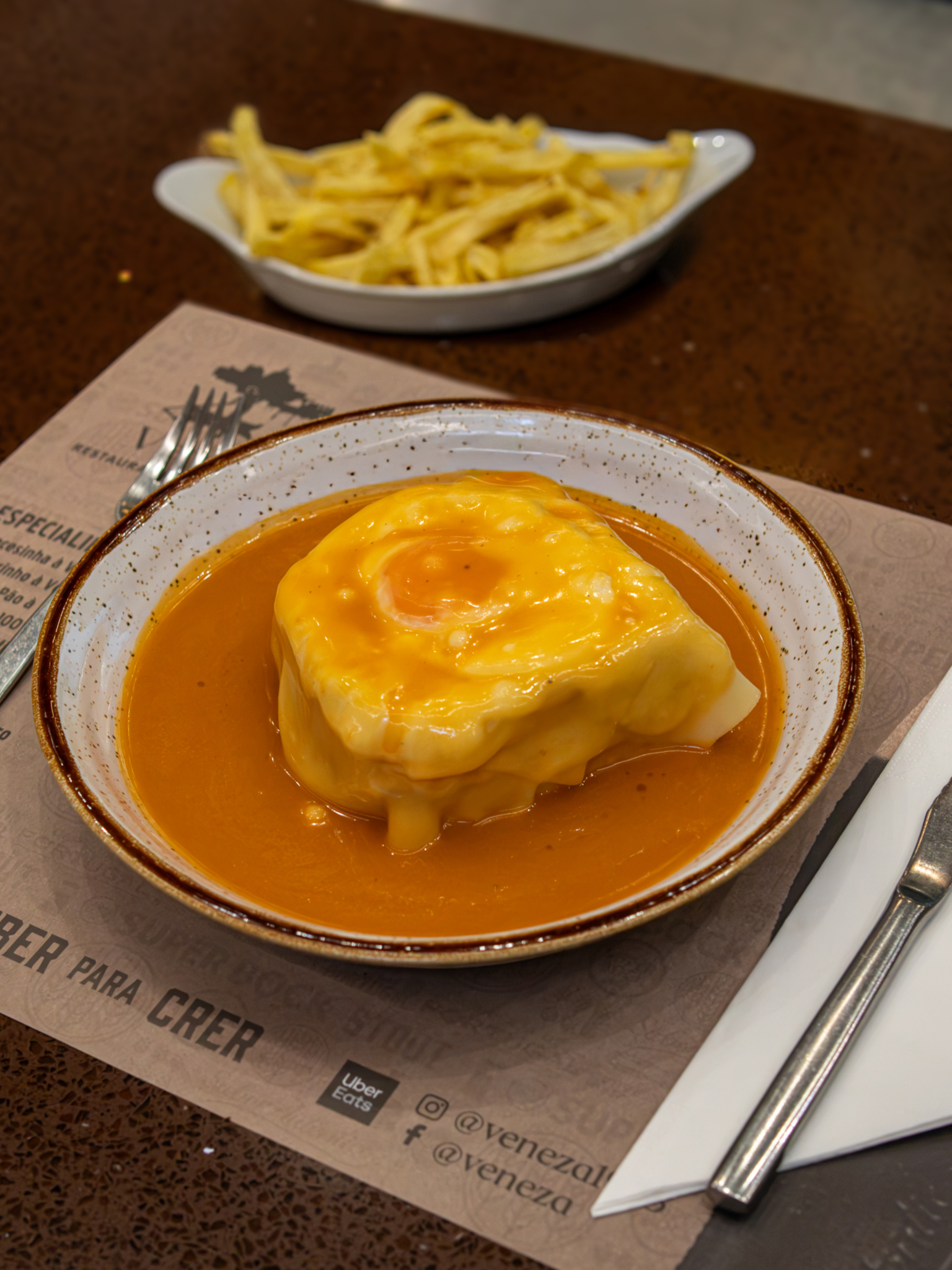 Francesinha do Restaurante Veneza em Gaia